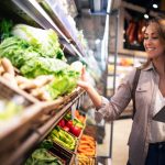 Hasta qué hora está abierta la tienda de alimentos más cercana